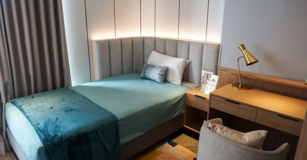 idées et astuces de décoration pour optimiser et embellir une petite chambre avec style et fonctionnalité.
