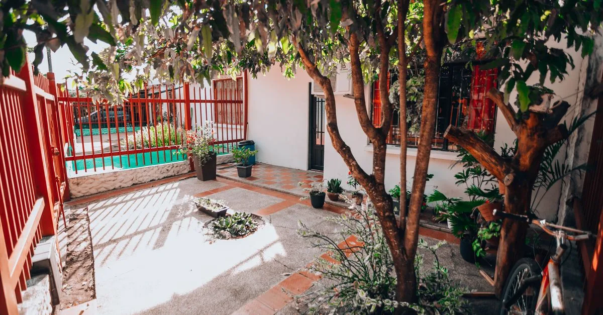 conseils et idées pour l'aménagement paysager de petits jardins afin d'optimiser l'espace et créer un environnement charmant et fonctionnel.