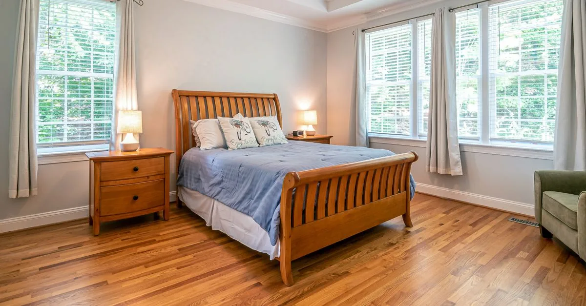 comparez les rideaux occultants et les stores thermiques pour une chambre orientée à l’est : lumière du matin, isolation et confort au quotidien.