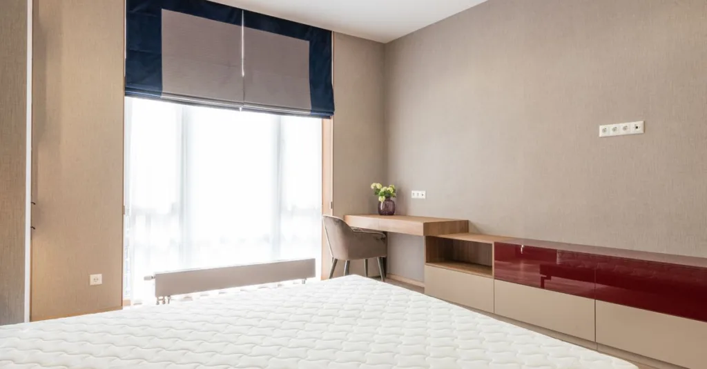 rideaux occultants ou stores thermiques pour une chambre orientée à l’est : comparez lumière, isolation et confort pour choisir la meilleure solution.