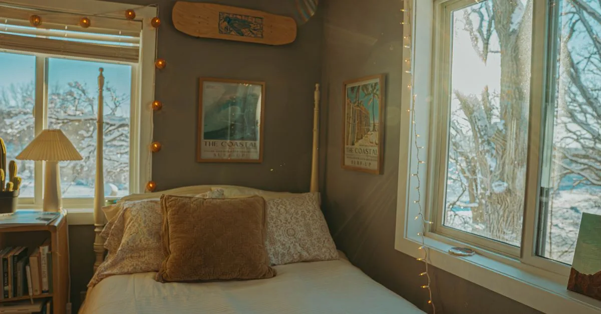 découvrez des astuces déco et des couleurs lumineuses pour éclairer une chambre orientée au nord et la rendre plus chaleureuse.