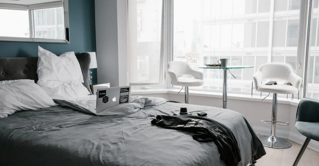 découvrez comment illuminer une chambre orientée au nord grâce à des couleurs, un éclairage et des astuces déco adaptés.
