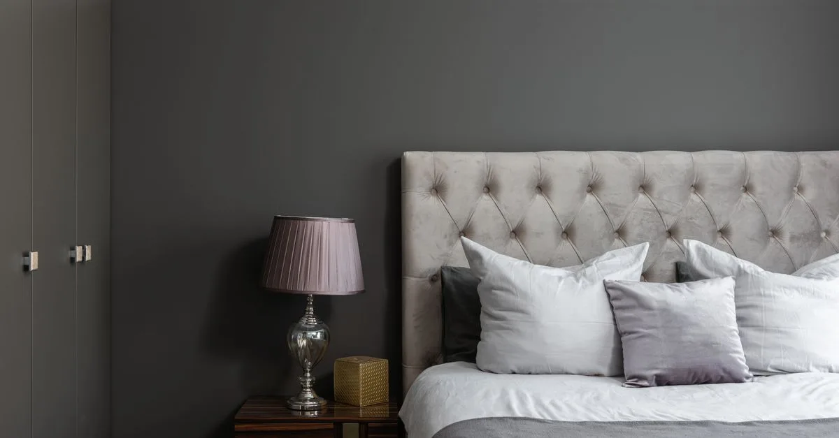 tête de lit en bois ou en tissu : comparez leurs avantages, leur style, leur entretien et leur confort pour choisir celle qui convient à votre chambre.