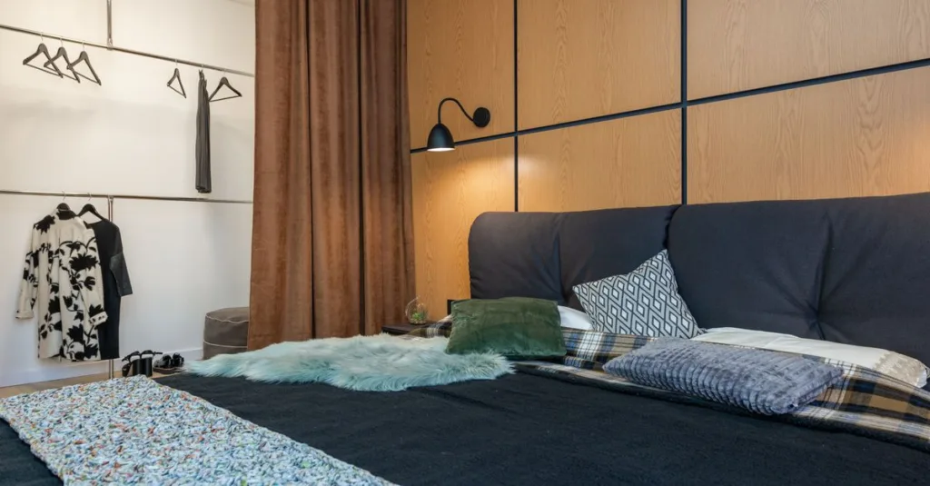 comparez les têtes de lit en bois et en tissu : découvrez leurs avantages, leur style, leur confort et leur entretien pour choisir celle qui convient à votre chambre.